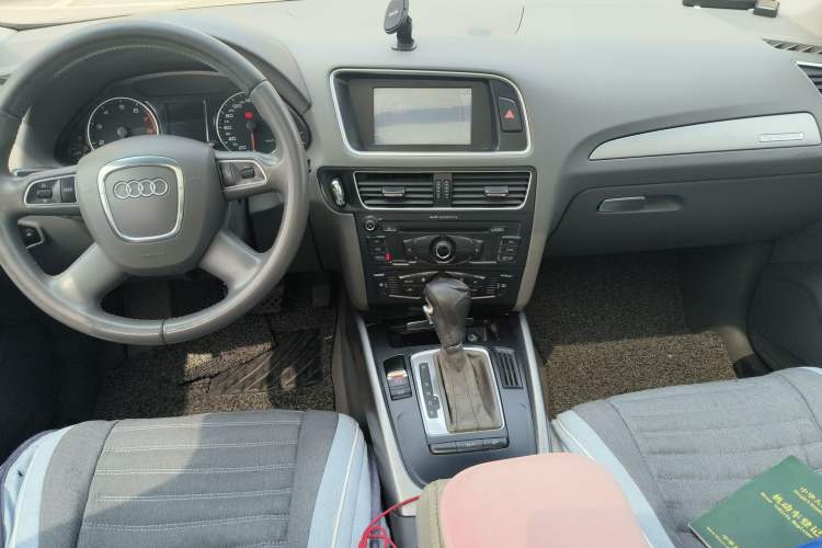 Used Audi Q5 2012 2.0TFSI Trendy Edition Center Console