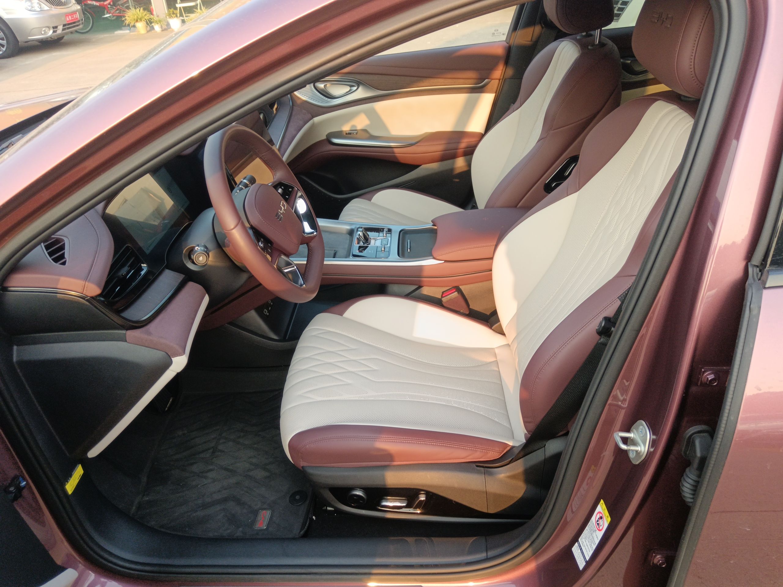 المقاعد الأمامية داخل السيارة