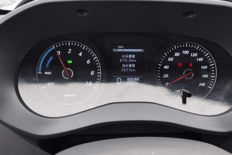 Used Wuling Yangguang 2024 300km Comfort-Grade Passenger Van 60kW Odometer Close Up
