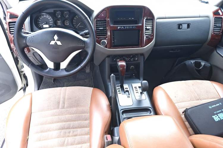 Used Mitsubishi Pajero 2011 V73 3.0L AT GLX
