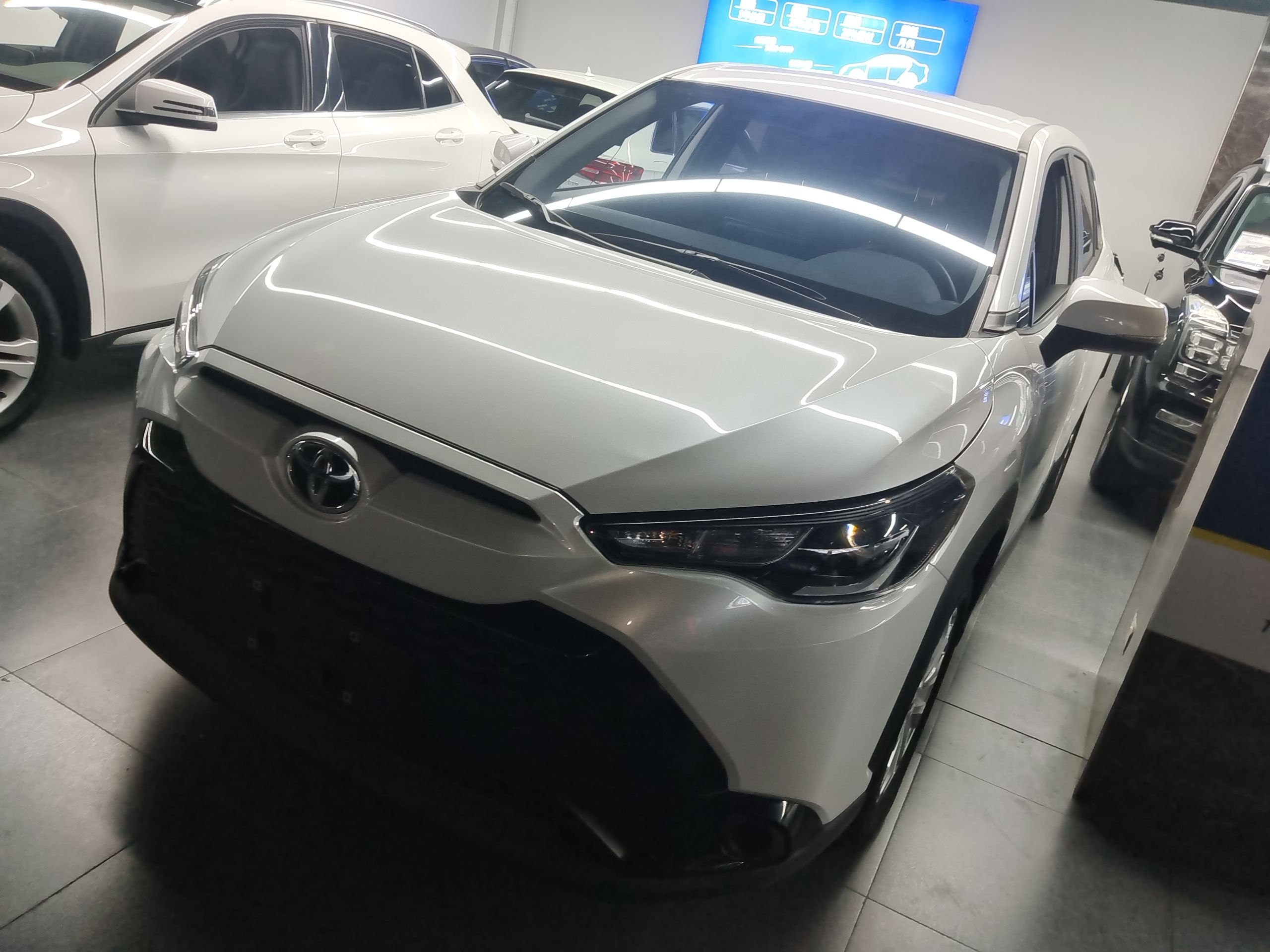 Под передней частью автомобиля