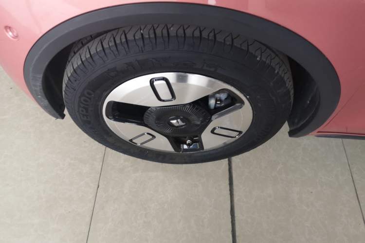 Used Baojun E300 2020 Plus Interstellar Future Edition Left Front Wheel Hub