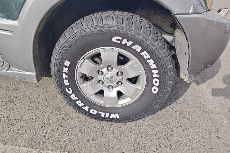 Used Mitsubishi Pajero 2006 3.0L AT GLS Right Front Wheel Hub