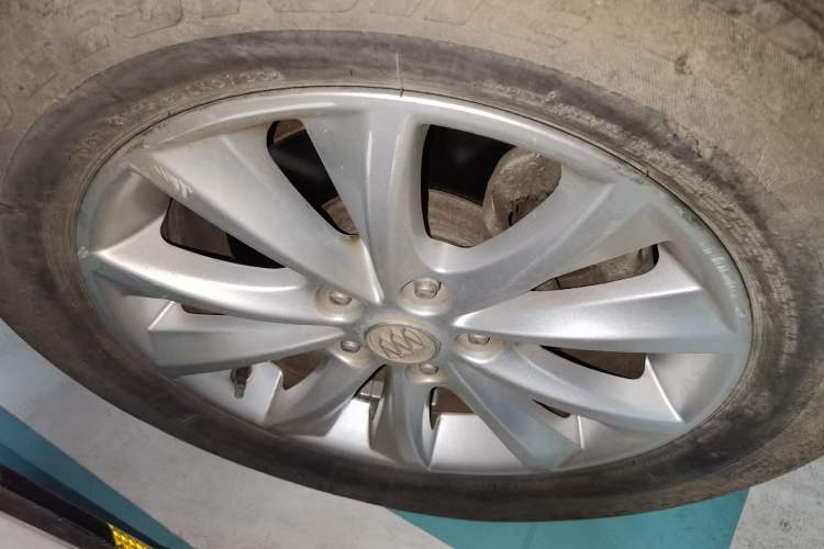 Used Buick Envision 2014 28T Four-Wheel Drive Elite Model Right Front Wheel Hub
