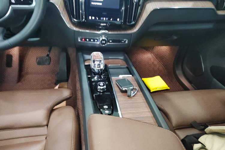 Used Volvo XC60 2023 B5 4x4 Smart Luxury Edition Gear Lever