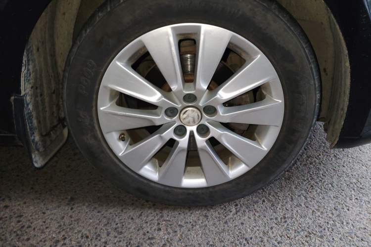 Used Volkswagen Lavida 2013 Restyled Classic 1.6L Manual Comfort Edition Right Front Wheel Hub