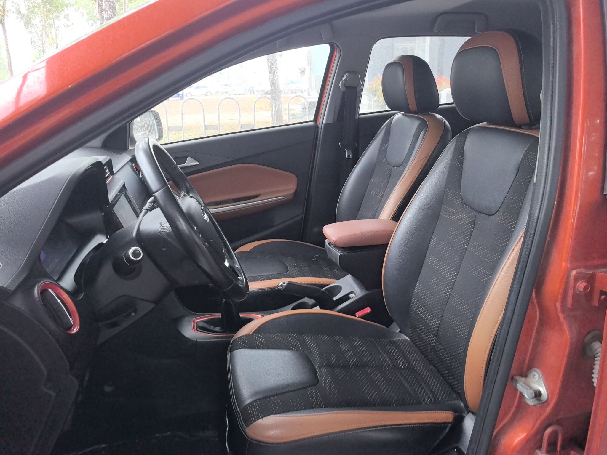 المقاعد الأمامية داخل السيارة