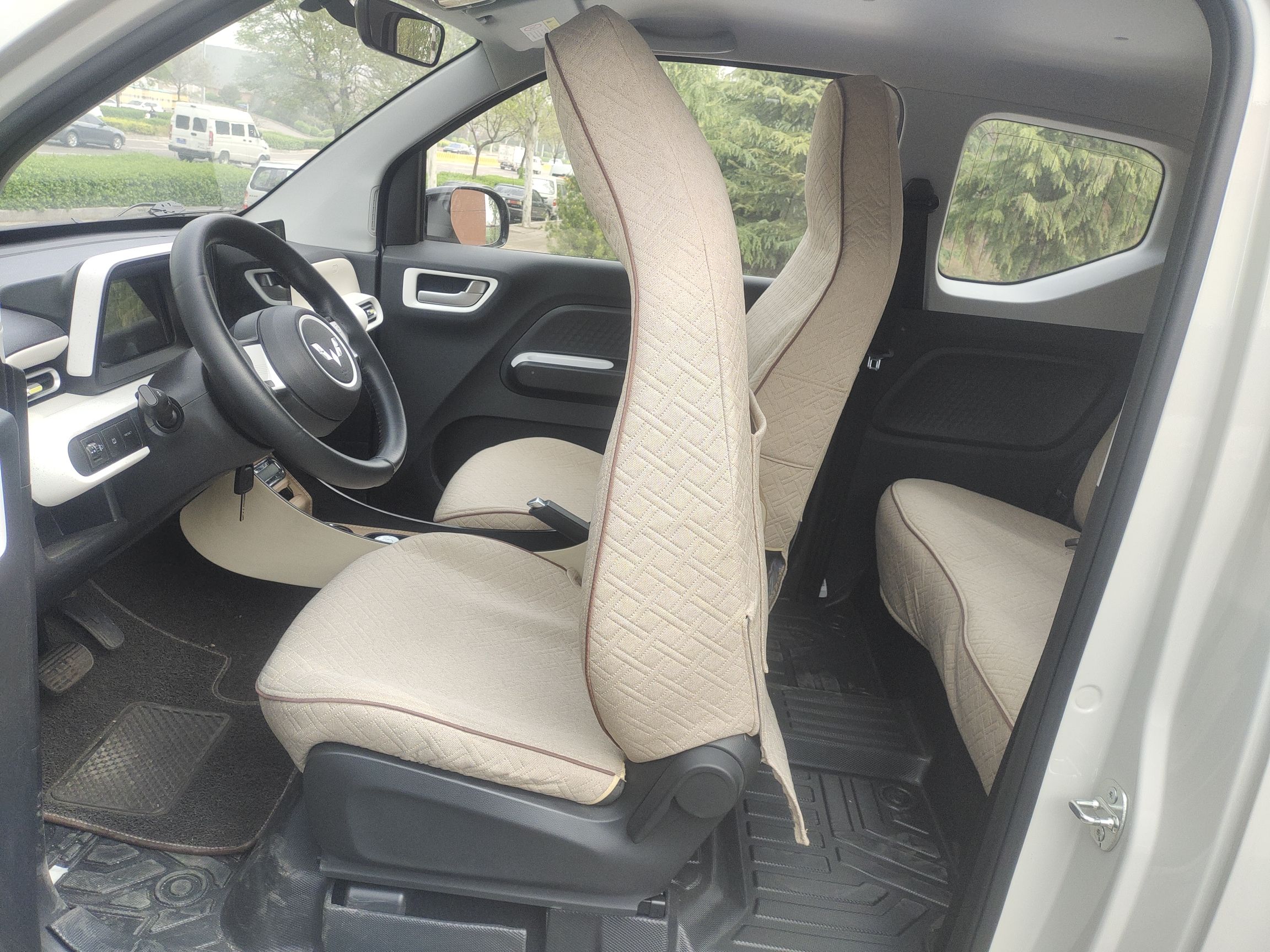 المقاعد الأمامية داخل السيارة