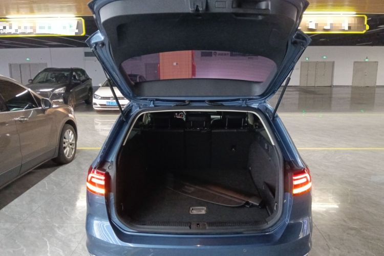 Used Volkswagen Variant 2017 380TSI Two-Wheel Drive Comfort Edition Trunk