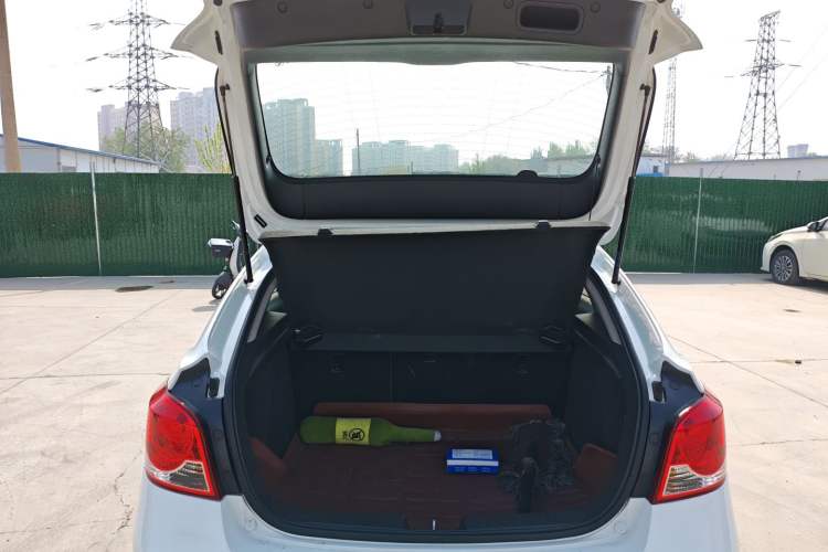 Used Chevrolet Cruze 2013 Hatchback 1.6L Manual Luxury Model Trunk