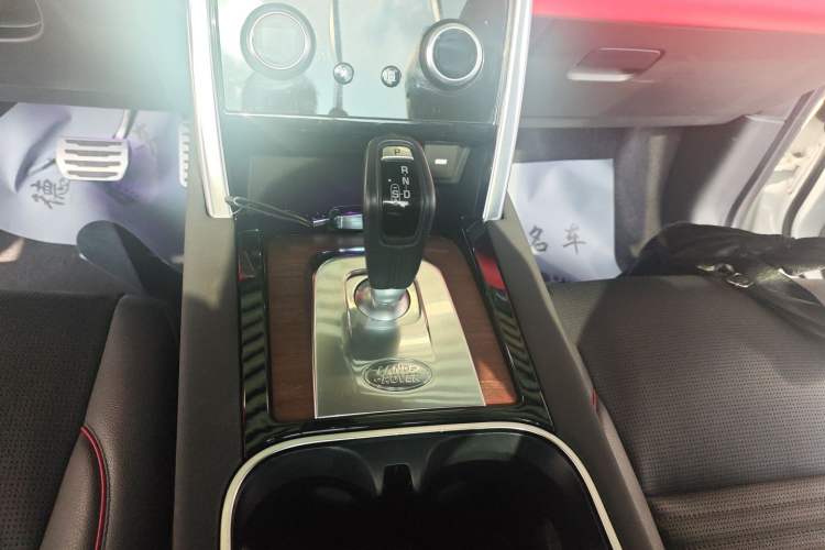 Used Land Rover Discovery Sport 2021 249 PS R-Dynamic SE Performance Tech Edition 5 Seats Gear Lever