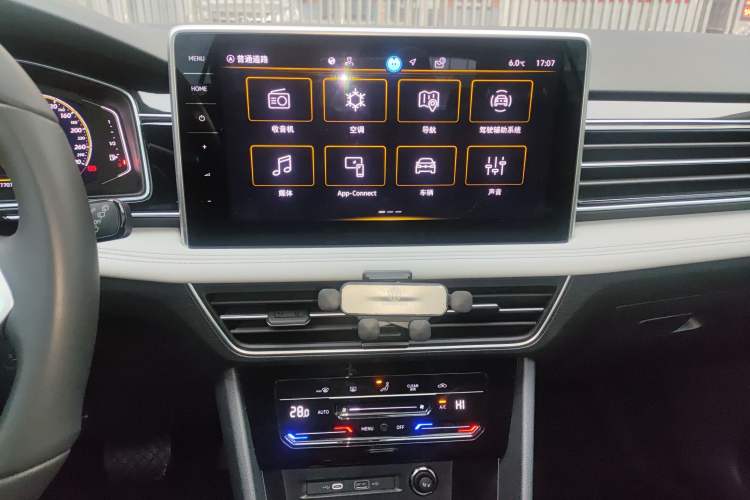 Used Volkswagen Tiguan L 2024 Outstanding Model 300TSI Automatic Two-Wheel Drive Longteng Edition Audio And AC Panel