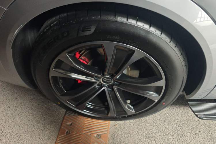 Used Hima AITO M8 2025 Extended-Range Ultra Version 53.4 kWh 5-Seater Edition Right Rear Wheel Hub