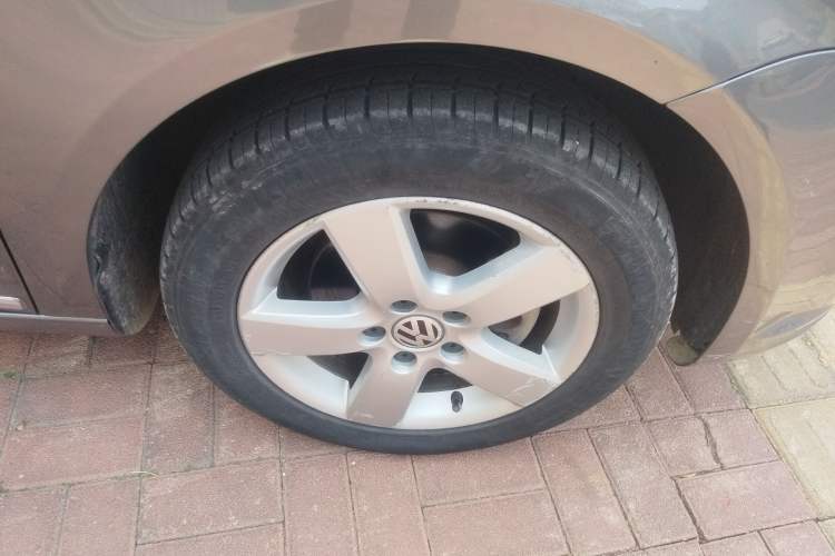 Used Volkswagen Touran 2011 1.4T DSG Zhiya Edition 5 Seats Right Front Wheel Hub