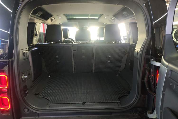 Used Land Rover Defender 2021 110 P400 X-DYNAMIC HSE Trunk