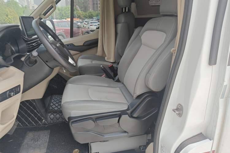 Used SAIC MAXUS V90 RV 2021 2.0T Lifestyle V90 Self-Propelled Class C RV Deluxe Version with Large Front Overhead Bed
