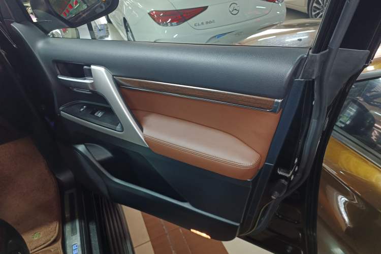 Used Toyota Land Cruiser 2019 5.7L 7-Seater Middle East Version
