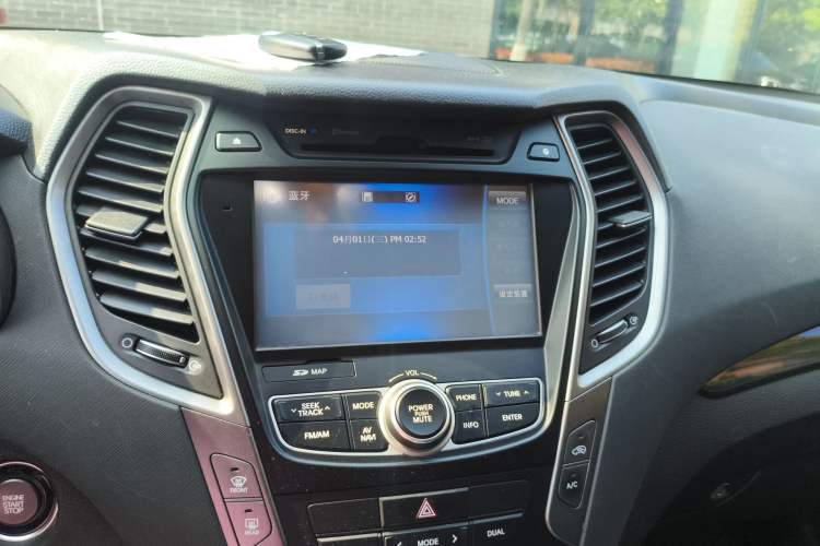 Used Hyundai Santa Fe 2015 2.0T Automatic Two-Wheel Drive Smart Version 5 Seats