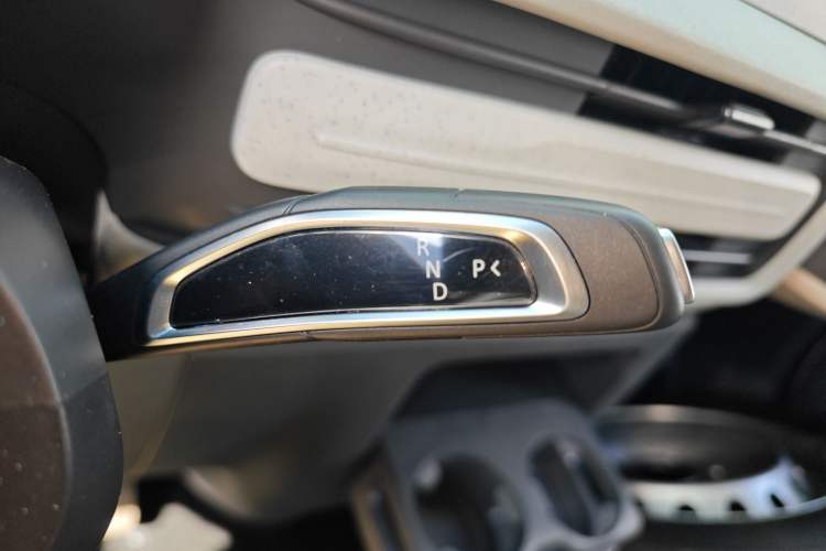 Used SAIC MAXUS Dana V1 2024 V1 Short Wheelbase Low-Roof Multi-Function Version (51 kWh)
