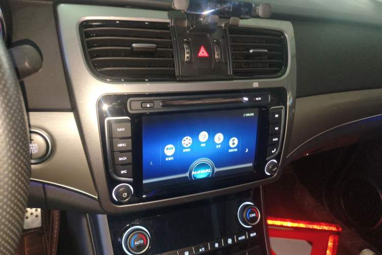 Used Haval H8 2017 2.0T Gasoline Two-Wheel Drive Smart Edition Audio And AC Panel