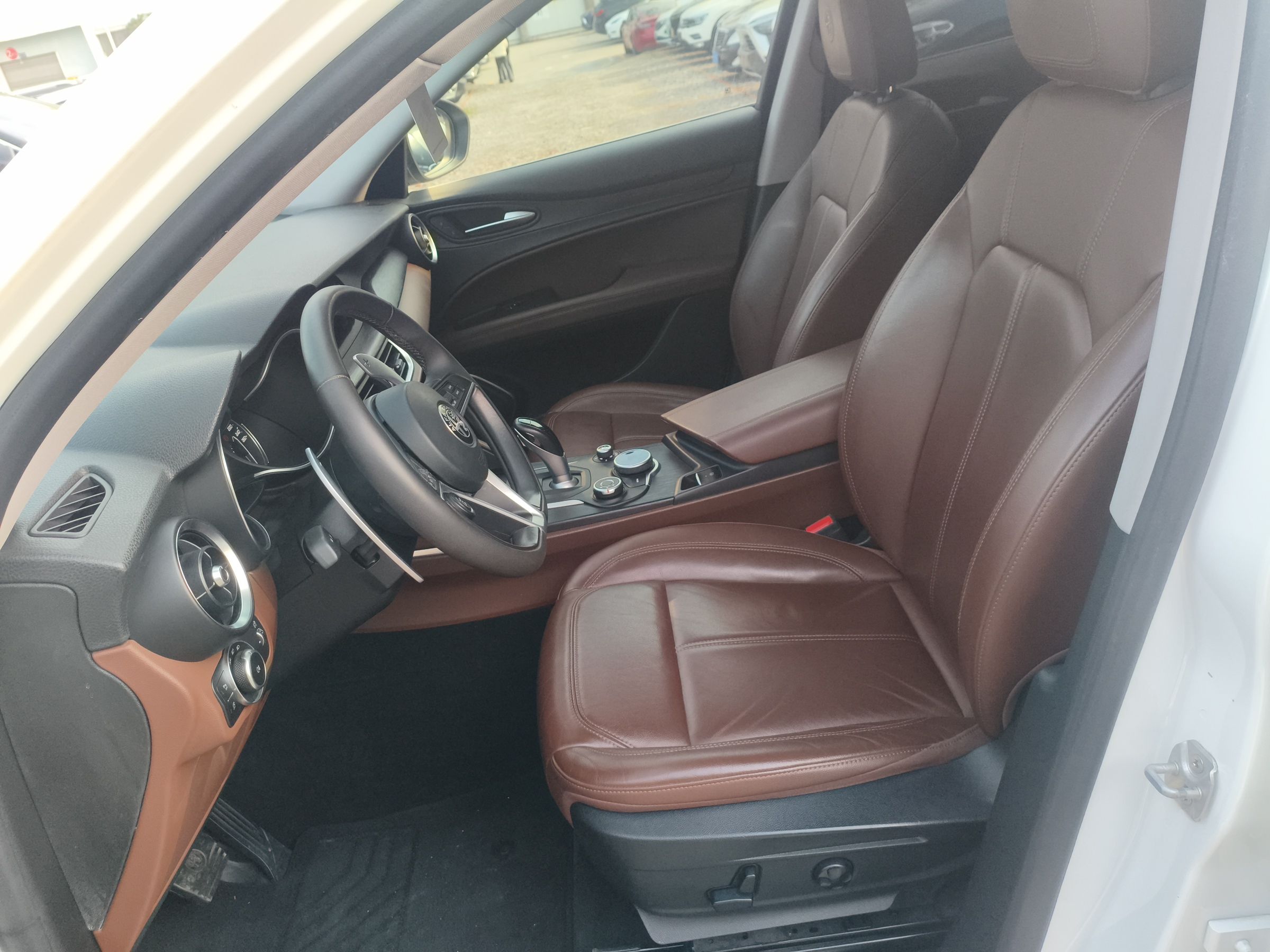 Переднее сиденье в автомобиле