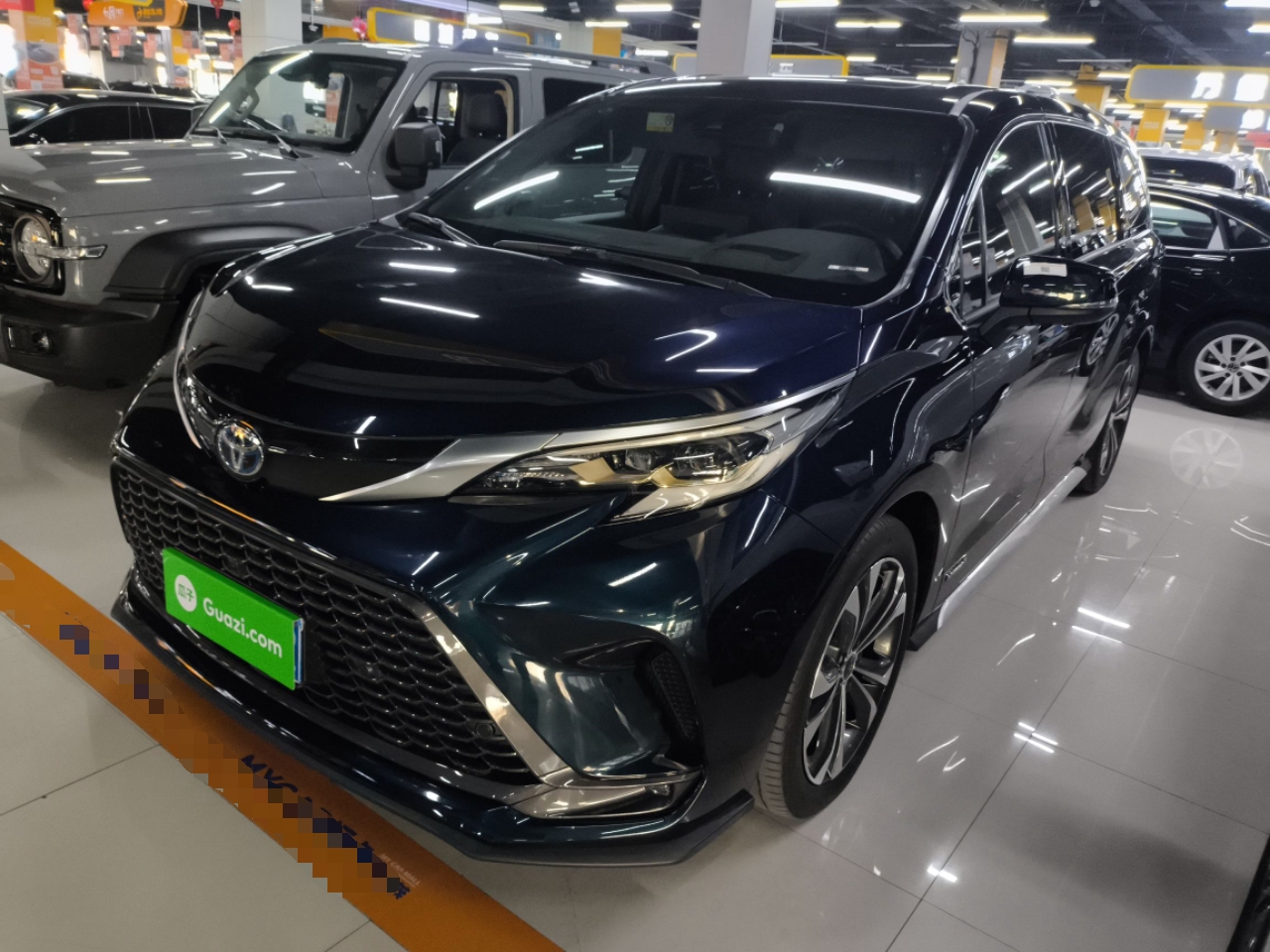 تحت مقدمة السيارة