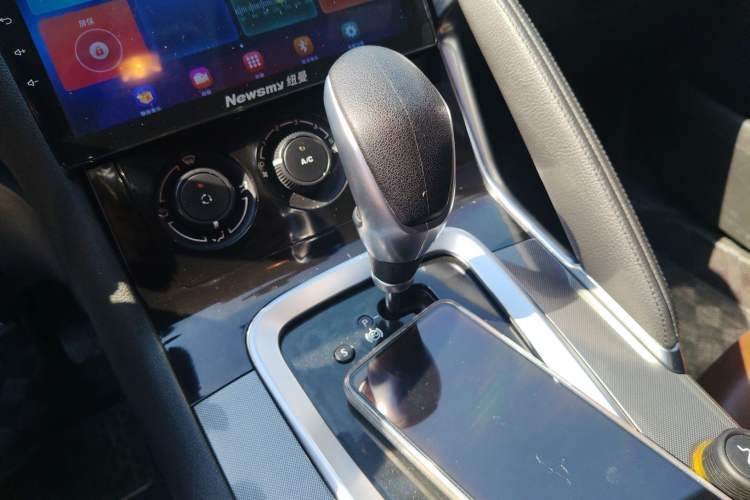 Used Peugeot 3008 2016 2.0L Automatic Standard Edition Gear Lever