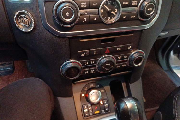 Used Land Rover Discovery 2012 3.0 SDV6 HSE Diesel Version Audio And AC Panel