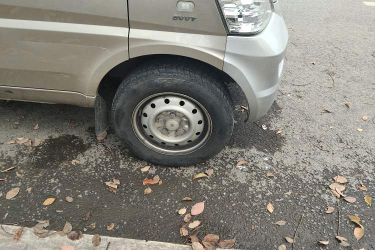 Used Wuling Rongguang 2019 1.5L Extended Basic Version Right Front Wheel Hub