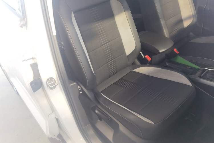 Used Volkswagen T-ROC 2019 230TSI DSG Two-Wheel-Drive Advanced Version China VI Standard Right Front Seat