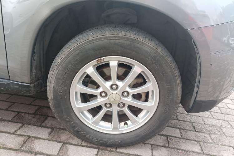 Used Mitsubishi ASX 2013 2.0L CVT Two-Wheel Drive Elite Edition Right Front Wheel Hub