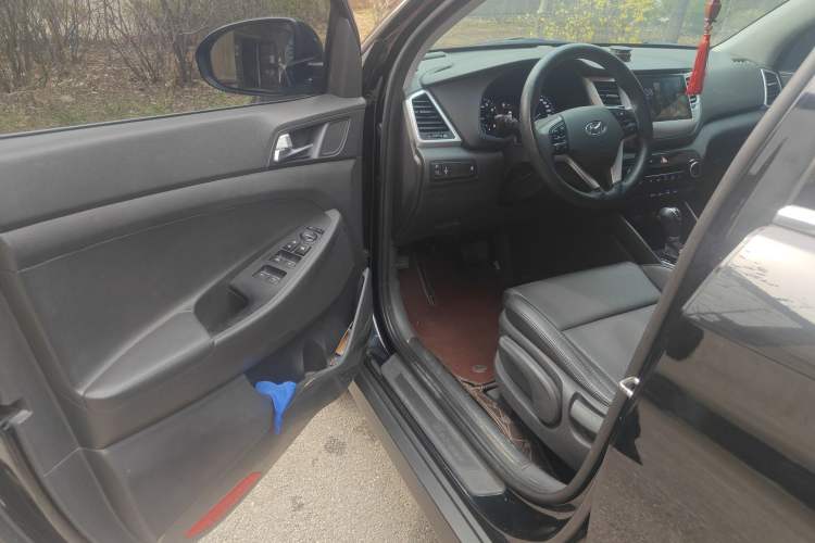 Used Hyundai Tucson 2015 2.0L Automatic Two-Wheel Drive Smart Version Driver Seat