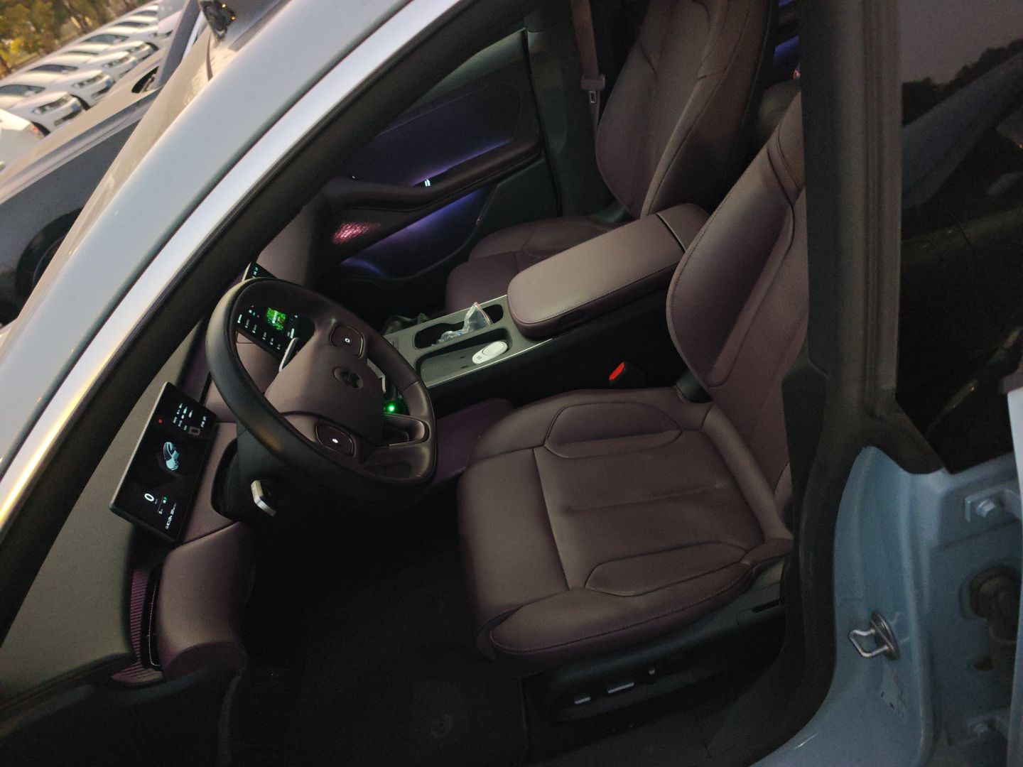 المقاعد الأمامية داخل السيارة