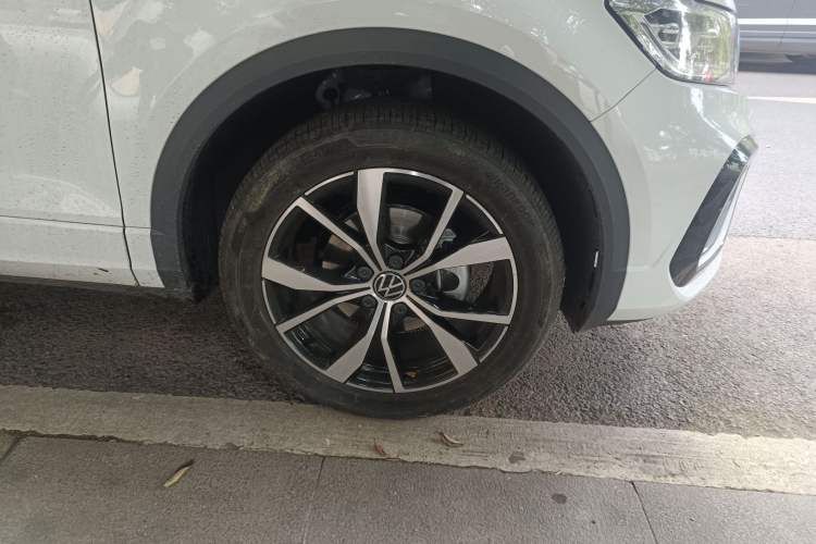 Used Volkswagen T-ROC 2025 Facelift Model 2 300TSI DSG Two-Wheel Drive Chenguang Edition Right Front Wheel Hub