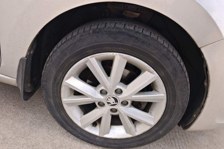 Used Skoda Rapid 2015 1.6L Manual Smart Selection Model Right Front Wheel Hub