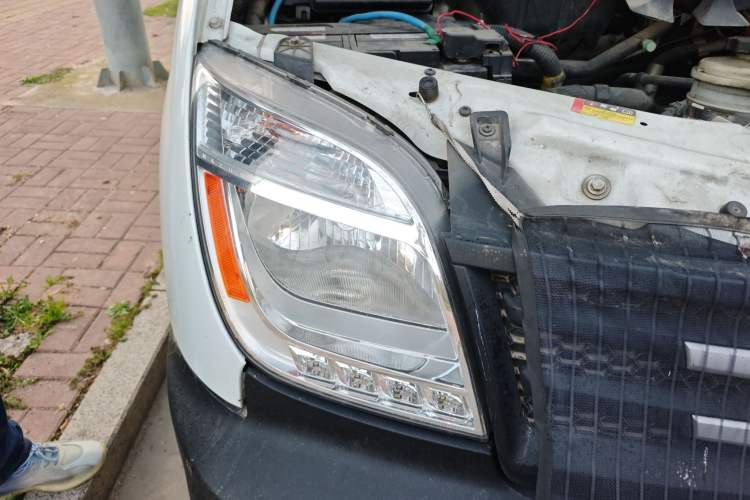 Used SAIC MAXUS Xintu V80 2019 2.5T Classic Model 6-Speed Manual Aotong Long Wheelbase Mid-Height 7-Seater Right Front Headlight