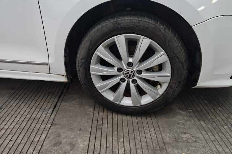 Used Volkswagen Sagitar 2015 1.6L Manual Comfort Model Right Front Wheel Hub