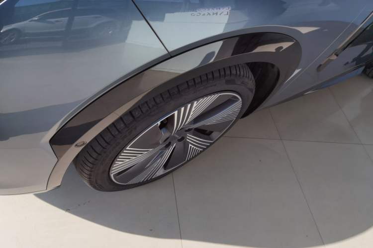 Used Lynk & Co 08 EM-P 2025 220 km All-Wheel-Drive Performance Halo
