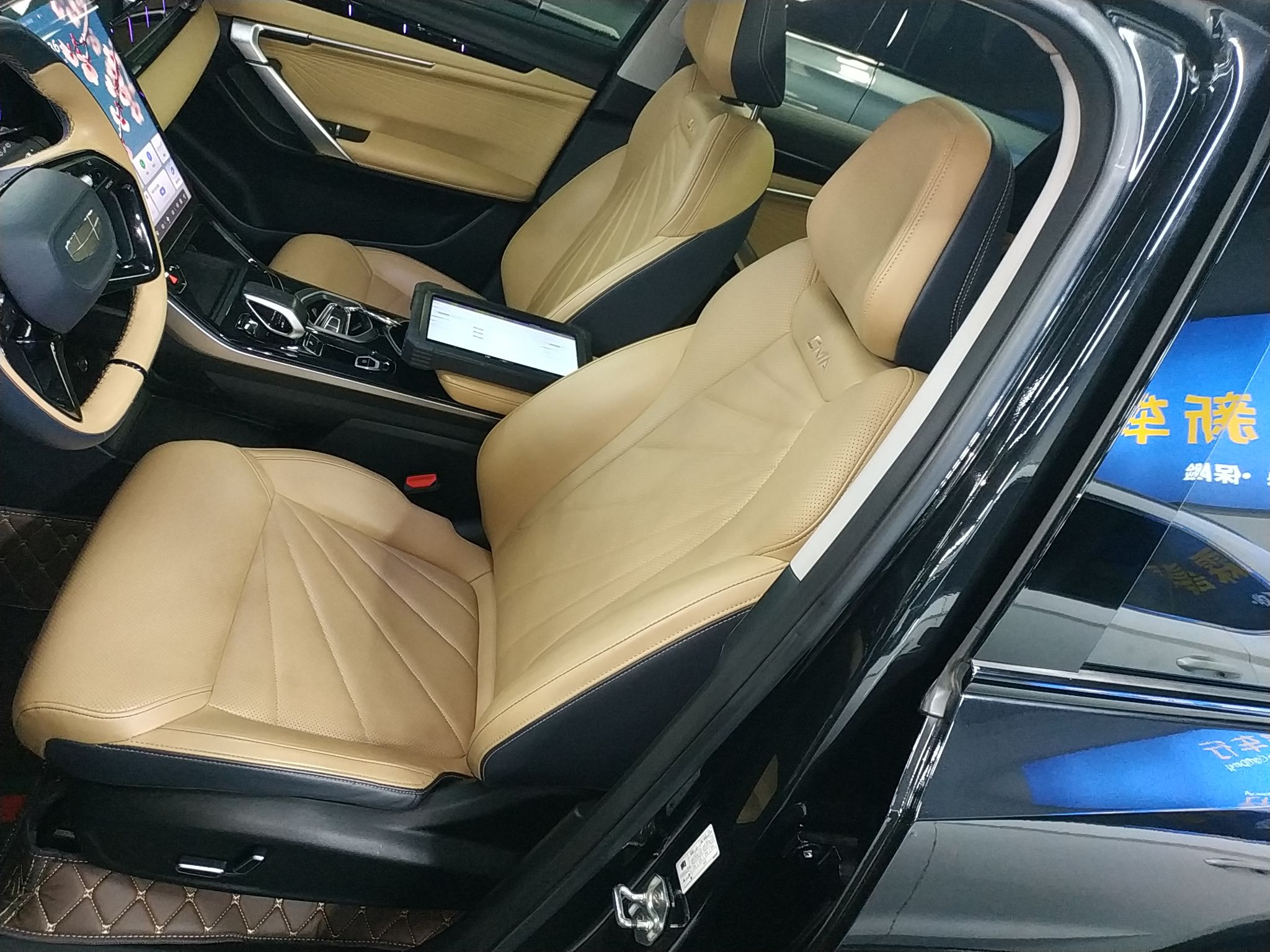 المقاعد الأمامية داخل السيارة