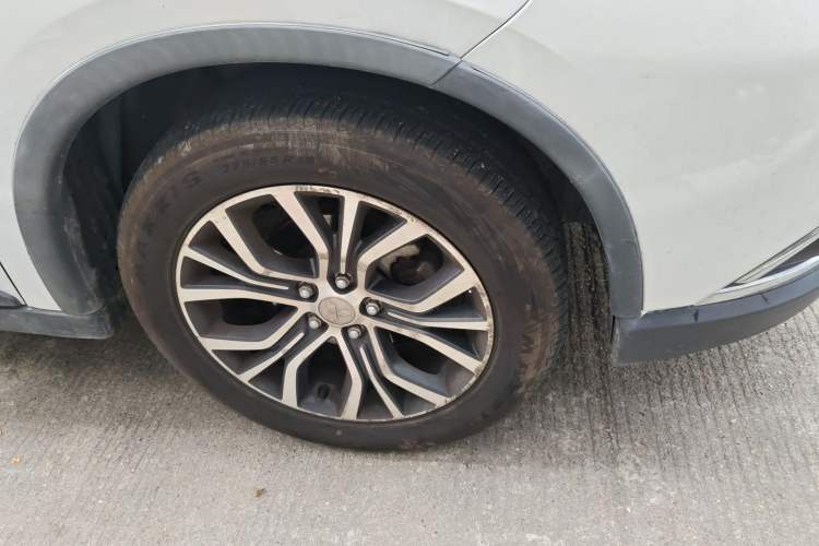 Used Mitsubishi Outlander 2016 2.4L 4x4 Luxury Edition 7-Seater Right Front Wheel Hub