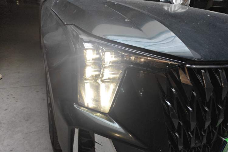 Used GAC Trumpchi GS8 2022 Double-Energy Series 2.0TM Four-Wheel Drive Premium Edition (7 Seats) Right Front Headlight