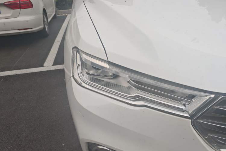 Used Haval H6 2017 Blue Label 2.0T Automatic Two-Wheel Drive Smart Edition Right Front Headlight