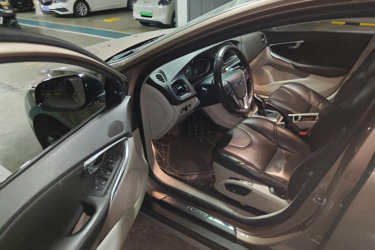 Used Volvo V40 2014 Cross Country T5 AWD Smart Luxury Edition