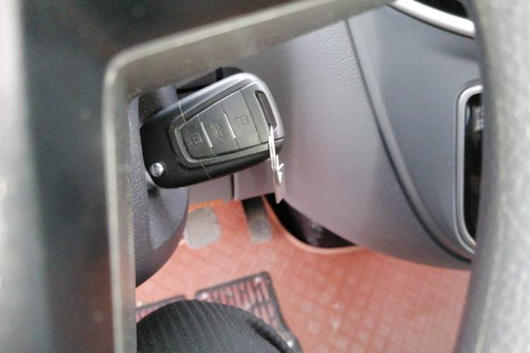 Used SAIC MAXUS Xintu V80 2023 2.0T AMT Classic Aoyuntong Power Version Short Wheelbase Mid-Roof Design 5/6 Seats