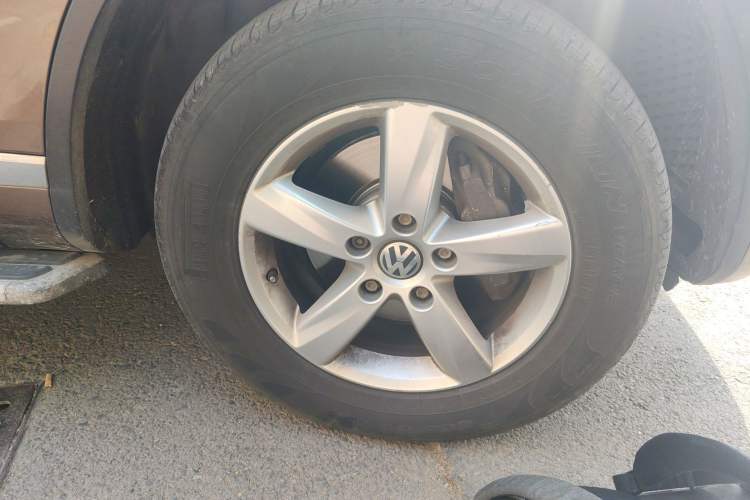 Used Volkswagen Touareg 2011 3.0 TDI Diesel Comfort Version Right Front Wheel Hub