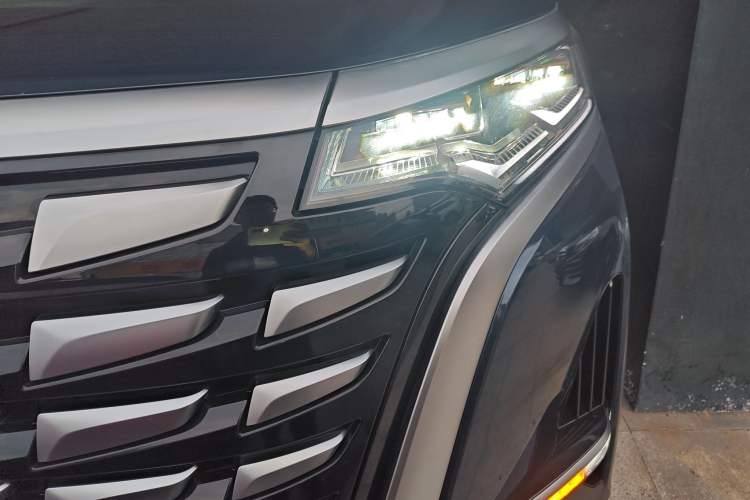 Used Denza D9 2022 DM-i 970 Four-Wheel Drive Prestige Model
