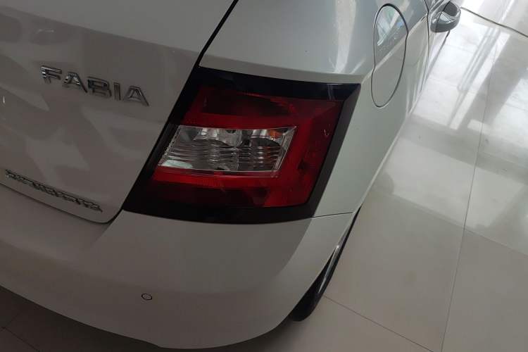 Used Skoda Fabia 2017 1.4L Automatic Car Enjoy Edition
