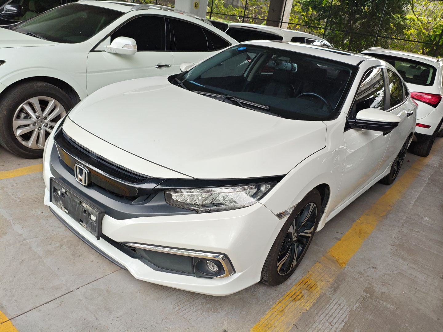 Под передней частью автомобиля