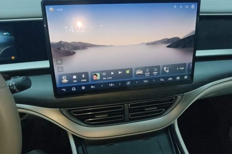 Used Denza D9 2022 DM-i 970 Four-Wheel Drive Prestige Model Audio And AC Panel