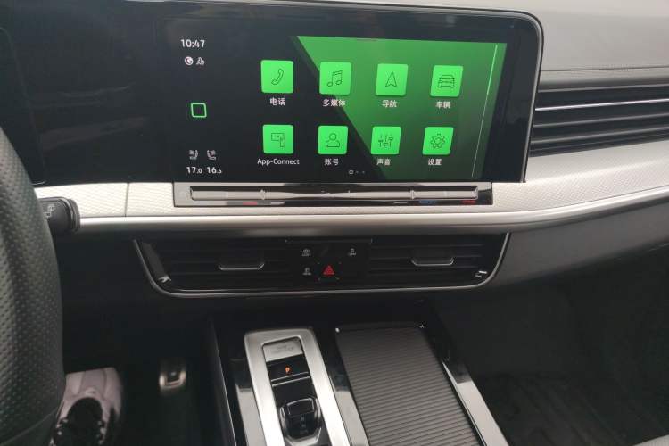 Used Volkswagen Tavendor 2024 380TSI All-Wheel Drive R-Line Cruise Edition Audio And AC Panel